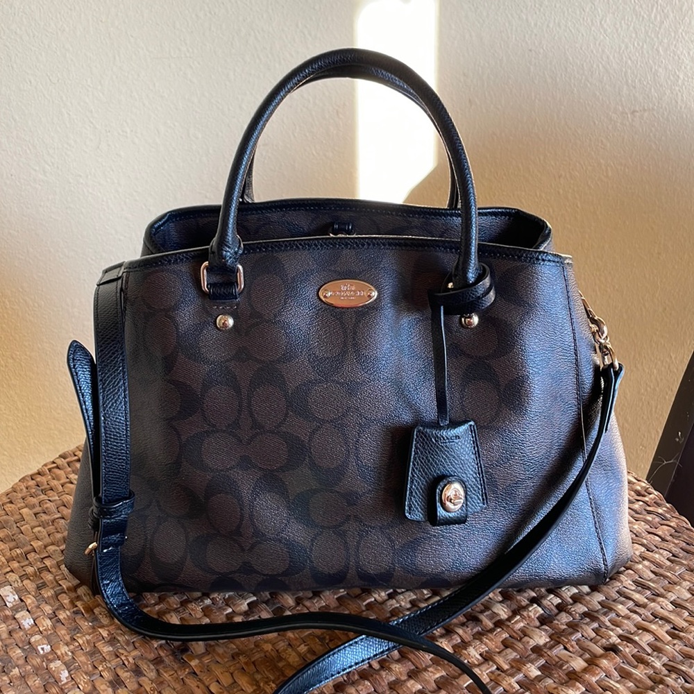 Heritage Coach bag, signature pattern and chestnut color